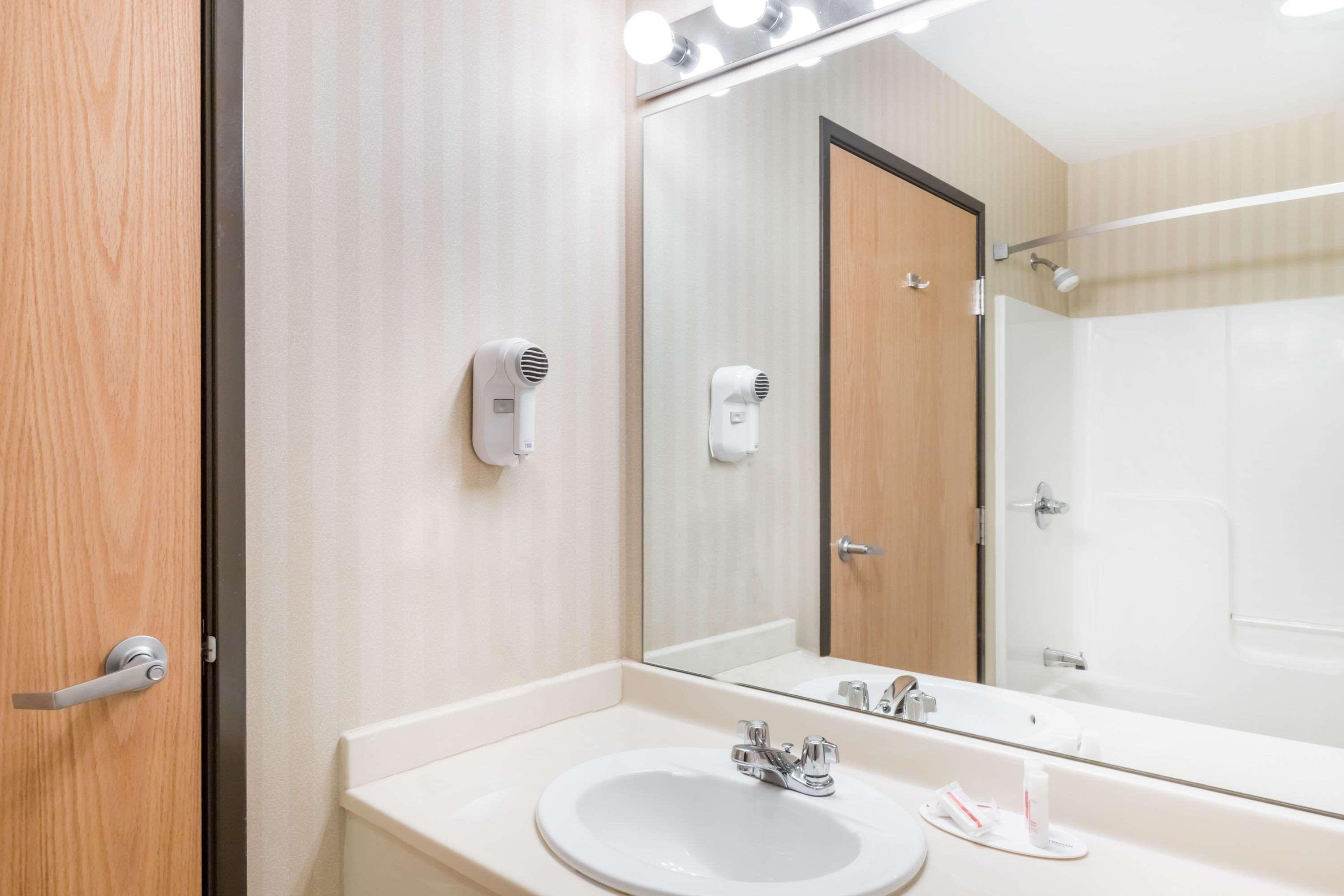 Days Inn & Suites By Wyndham Bridgeport - Clarksburg Ngoại thất bức ảnh