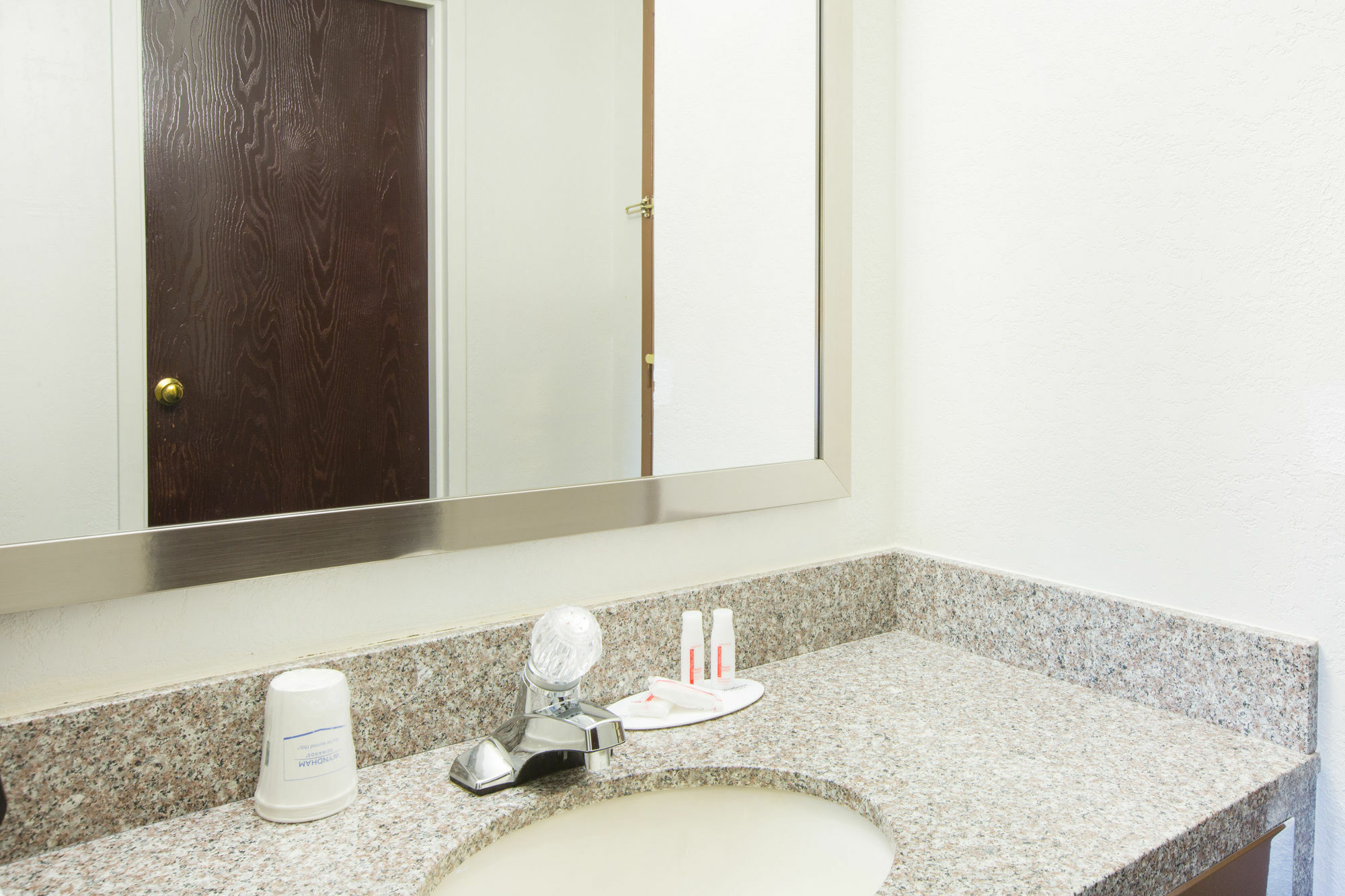Days Inn & Suites By Wyndham Bridgeport - Clarksburg Ngoại thất bức ảnh
