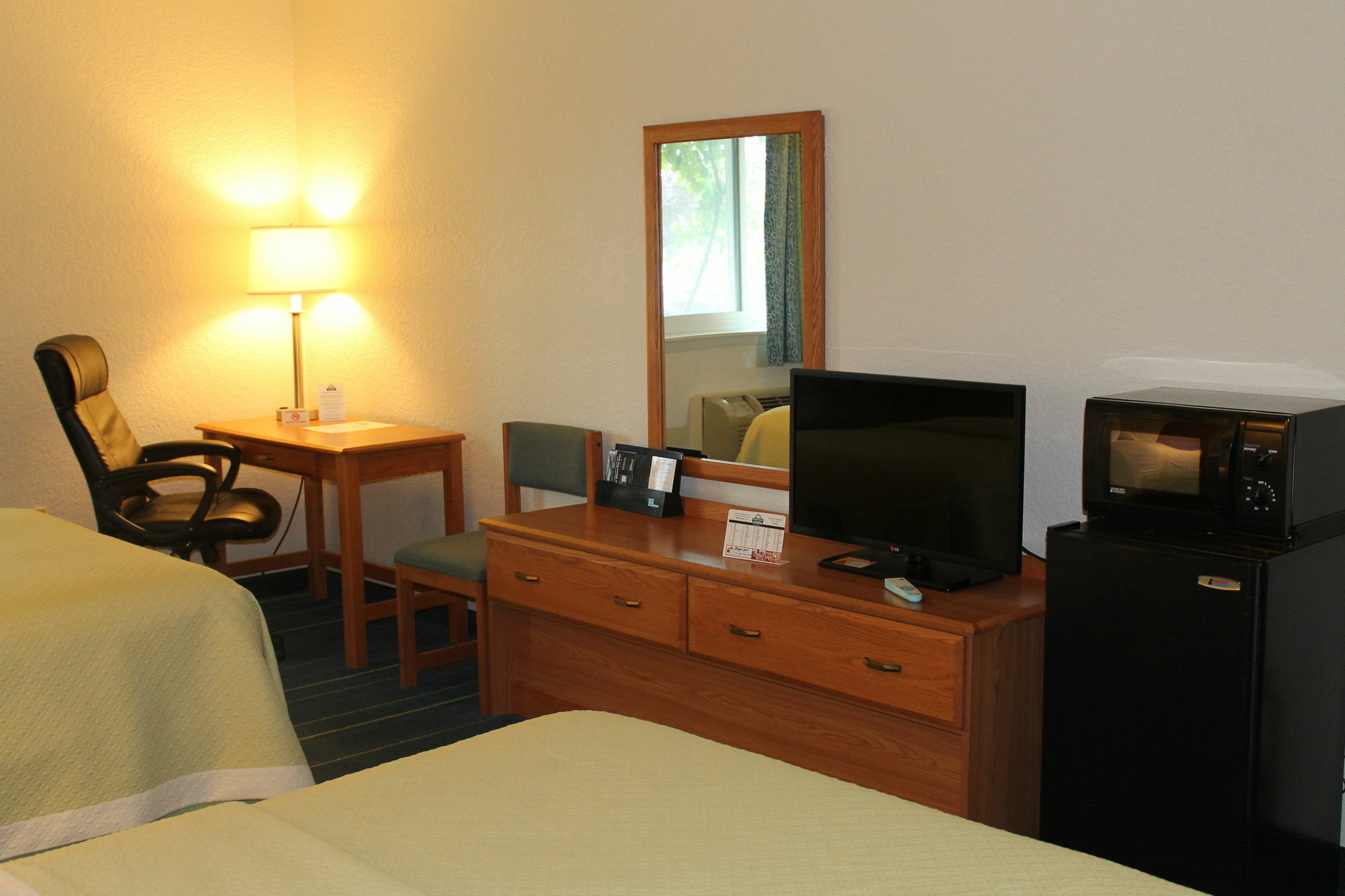 Days Inn & Suites By Wyndham Bridgeport - Clarksburg Ngoại thất bức ảnh