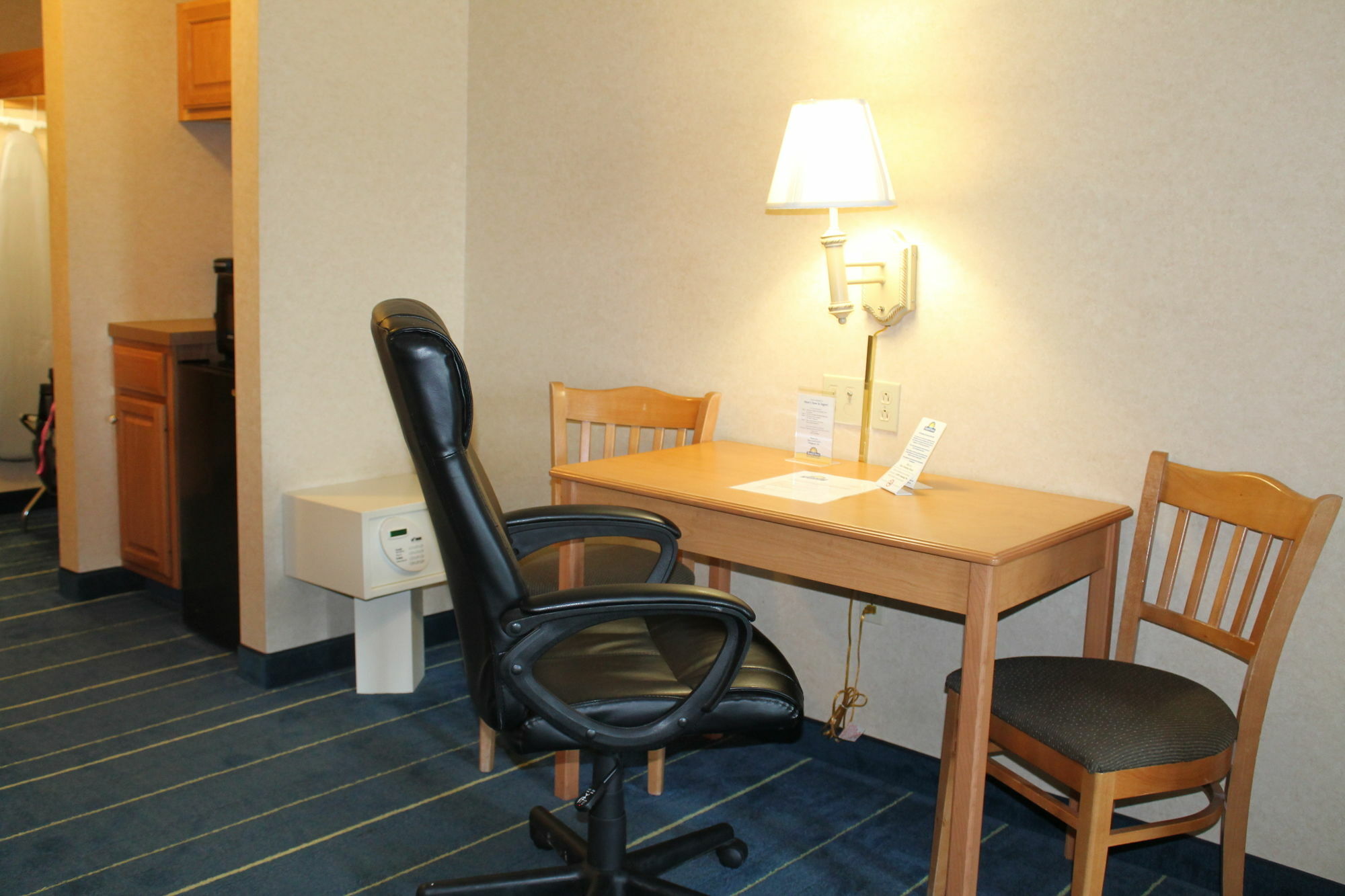 Days Inn & Suites By Wyndham Bridgeport - Clarksburg Ngoại thất bức ảnh
